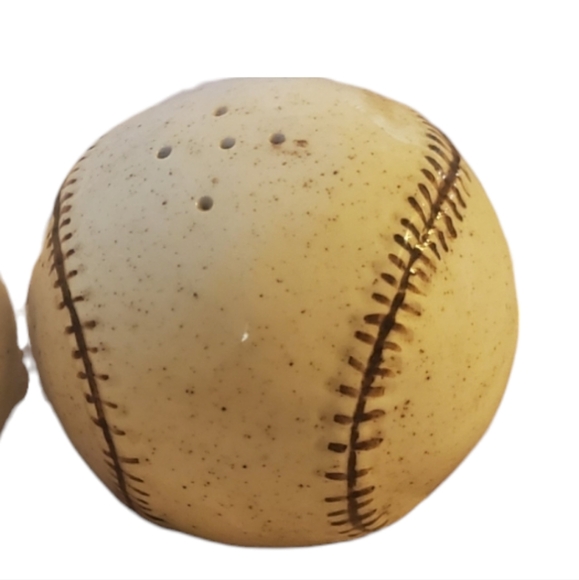 Vintage baseball salt and pepper shakers - Picture 3 of 4